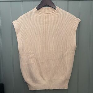 • Knitted Sleeveless Top •